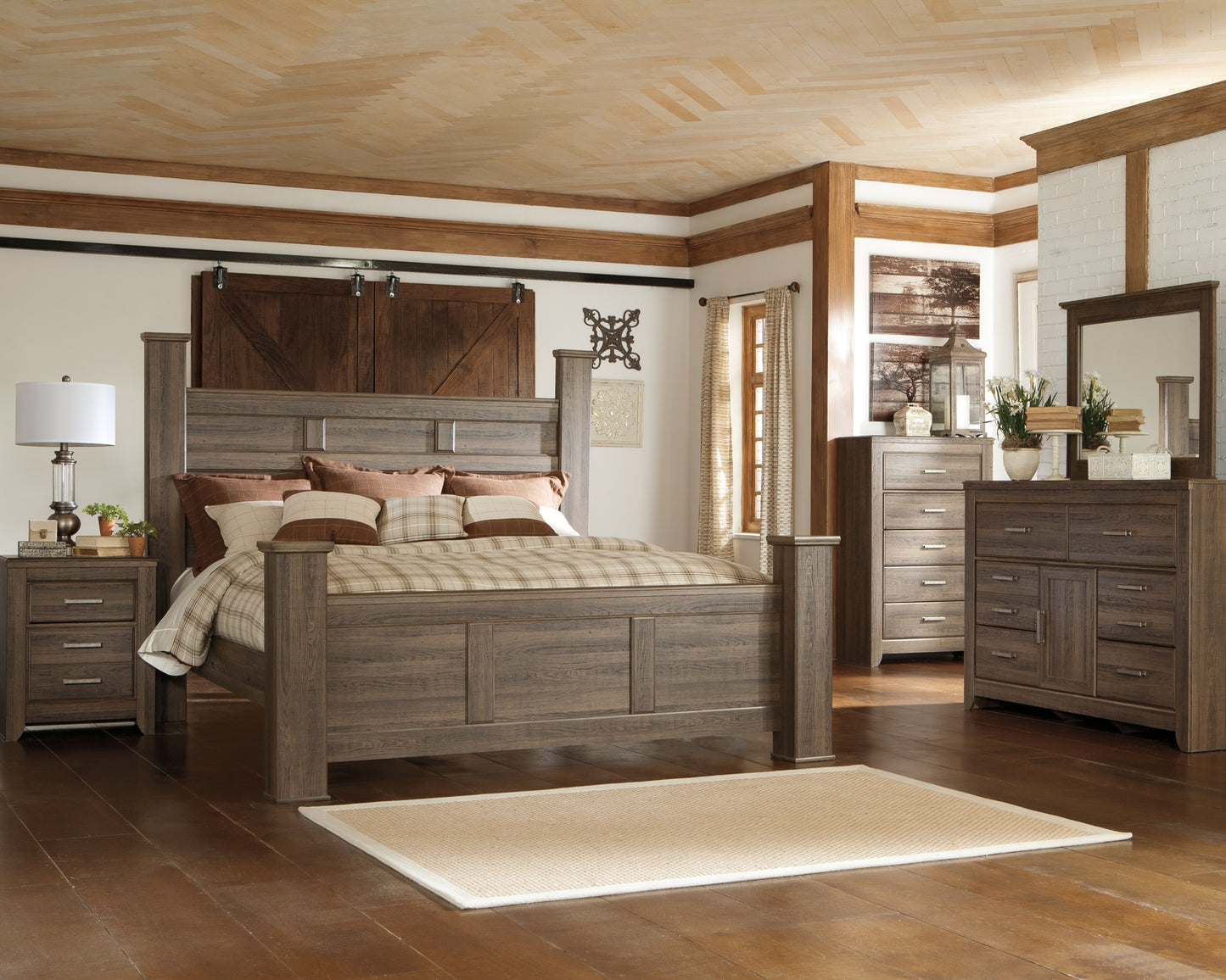 Juararo California Poster Bed With Mirrored Dresser, Chest And 2 Nightstands