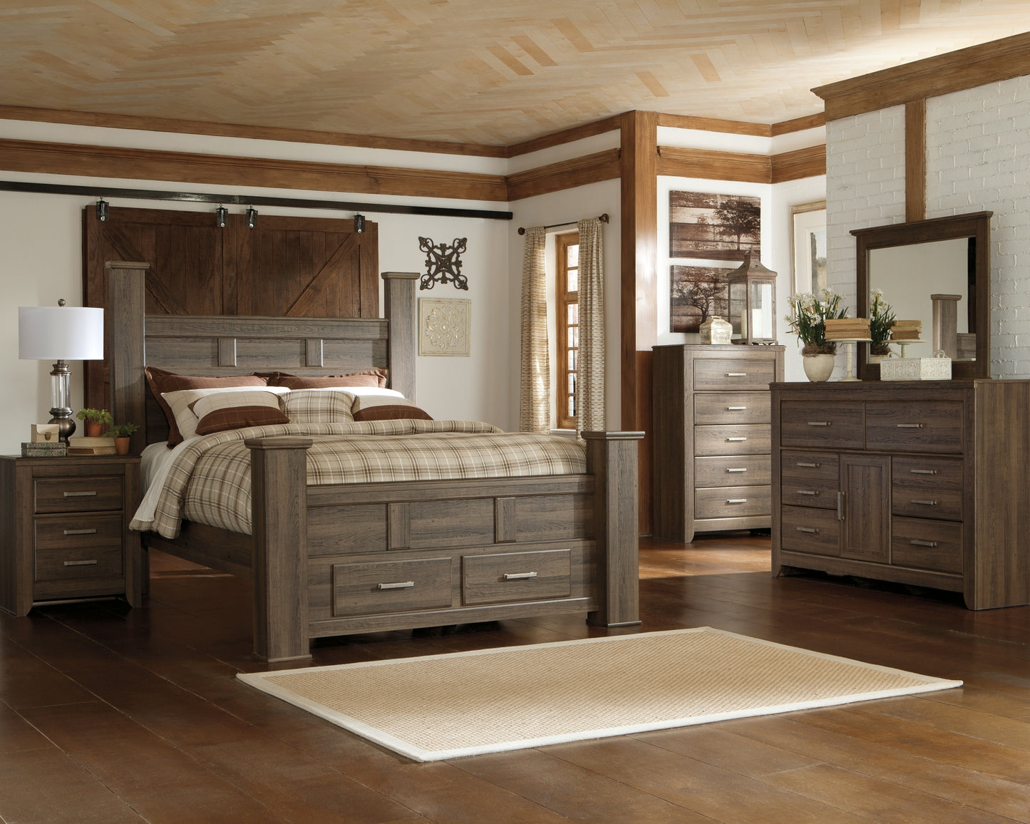 Juararo California Poster Bed With Mirrored Dresser And Chest