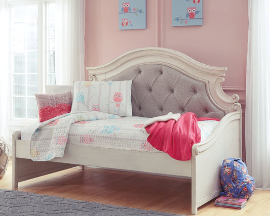 Realyn Day Bed