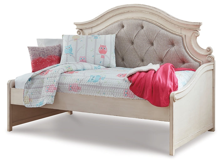 Realyn Day Bed
