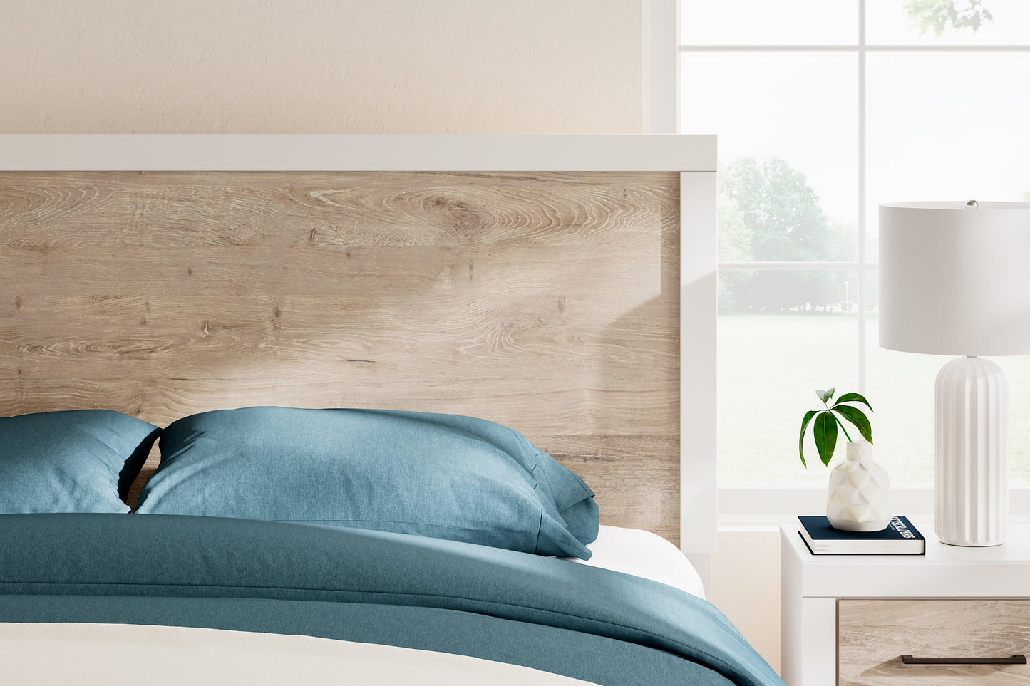 Charbitt Panel Bed With Mirrored Dresser, Chest And 2 Nightstands