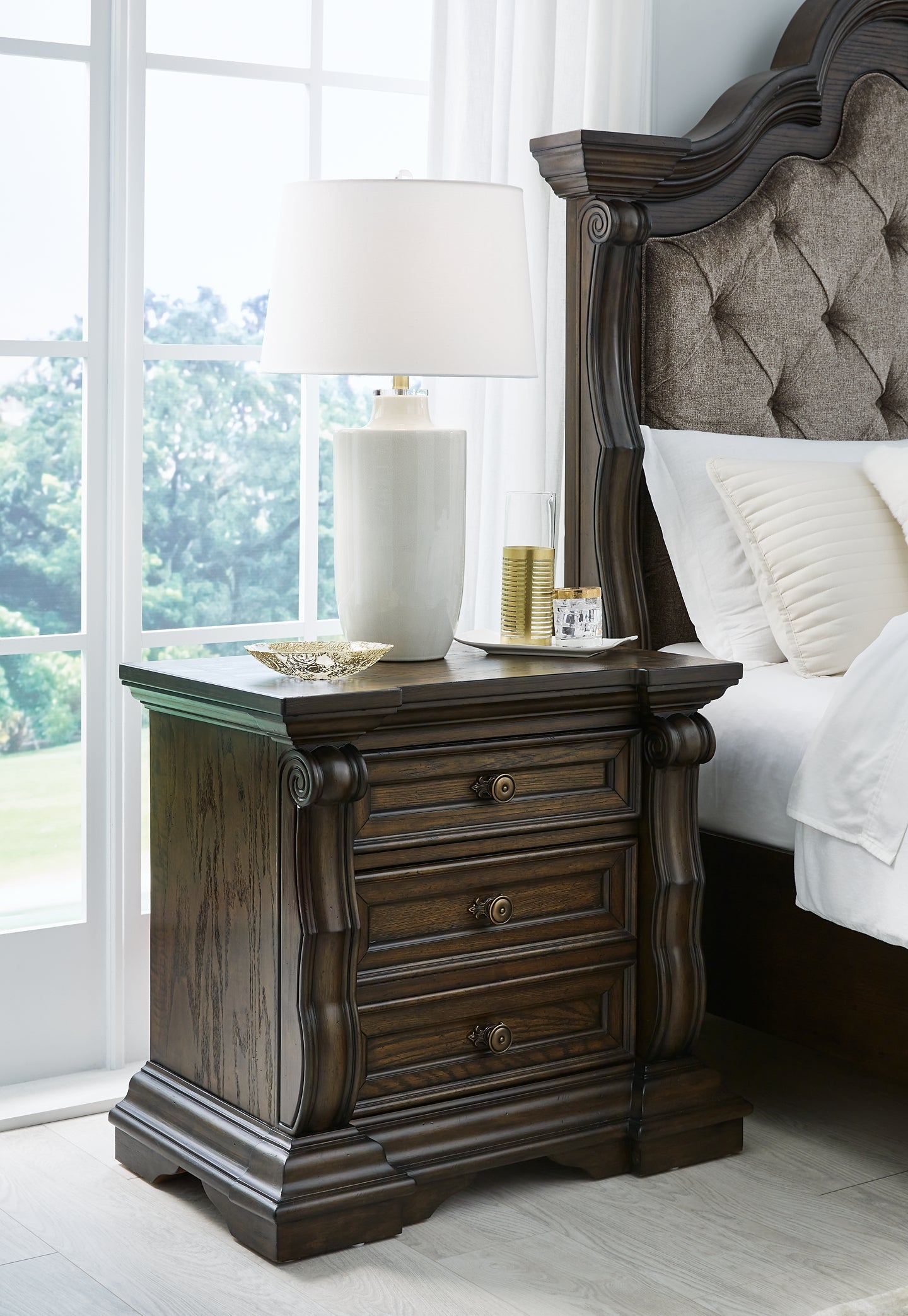 Maylee Upholstered Bed With Mirrored Dresser And Nightstand