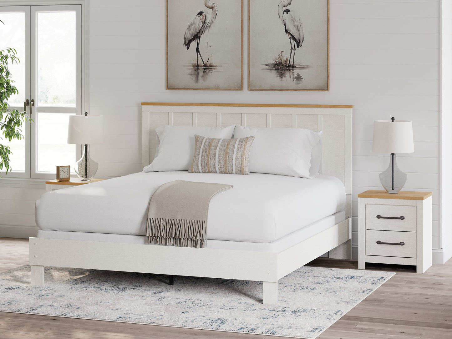 Linnocreek Panel Bed With Mirrored Dresser