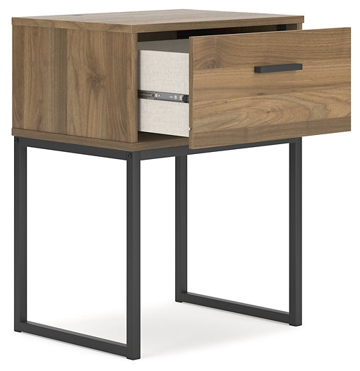 Deanlow Panel Headboard With Dresser And Nightstand