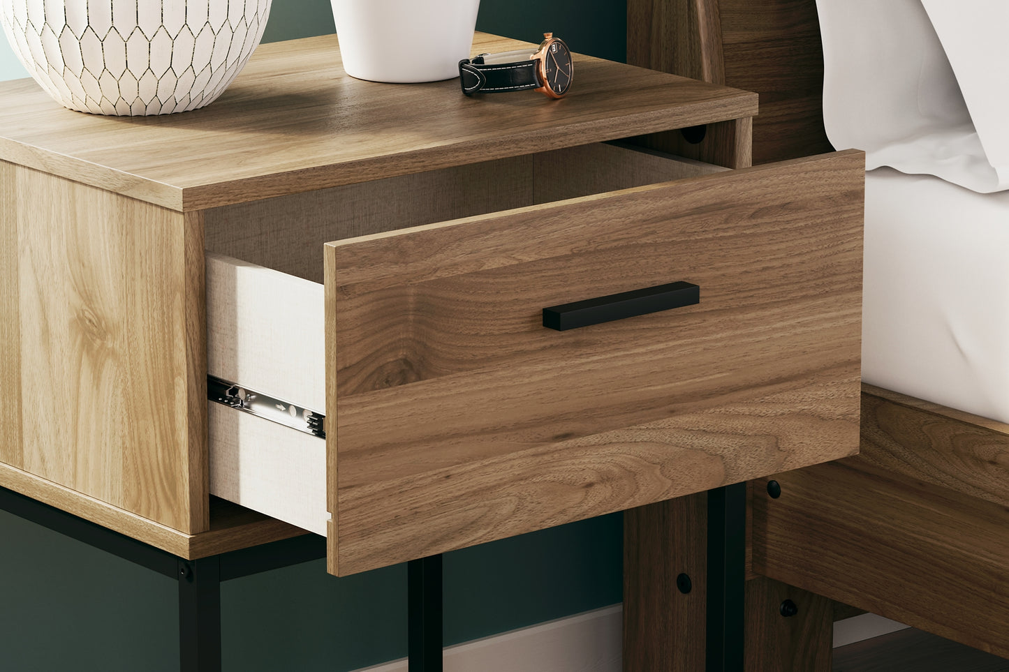 Deanlow Panel Headboard With Dresser And Nightstand