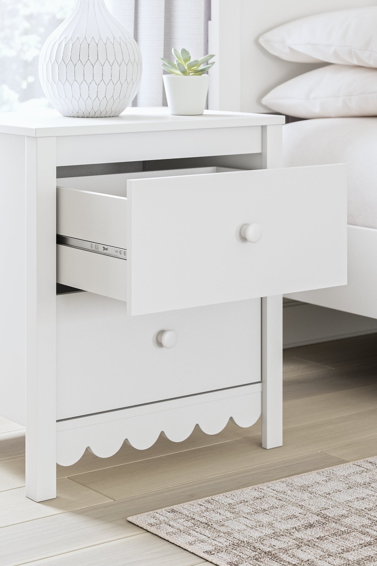 Hallityn Panel Headboard With Dresser And Nightstand