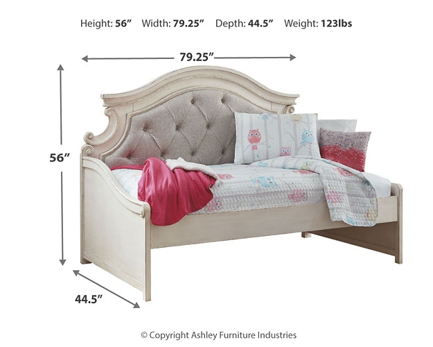Realyn Day Bed