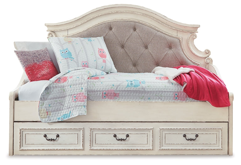 Realyn Day Bed