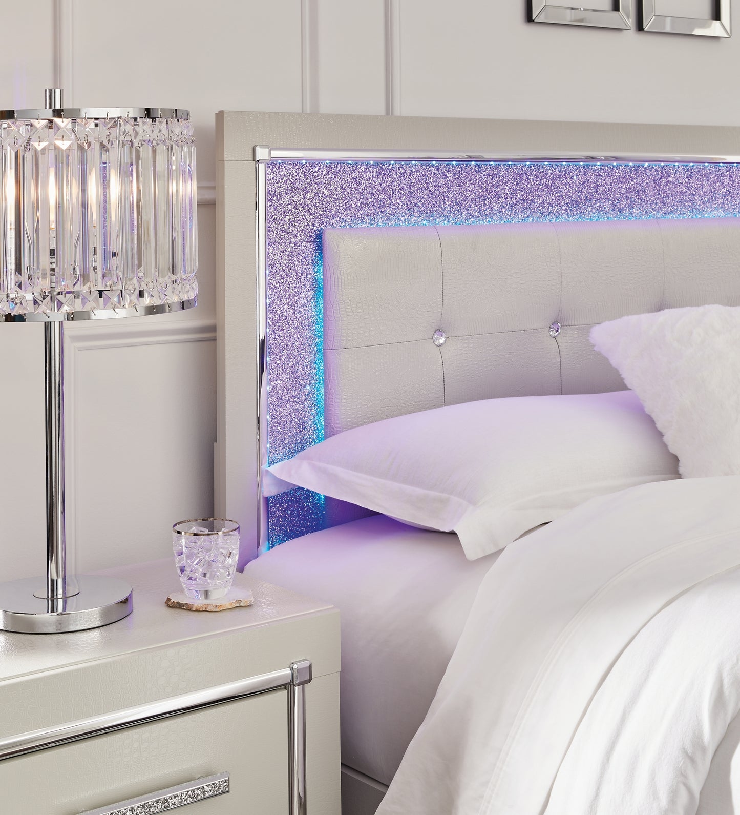 Zyniden Upholstered Panel Headboard With Mirrored Dresser And Nightstand