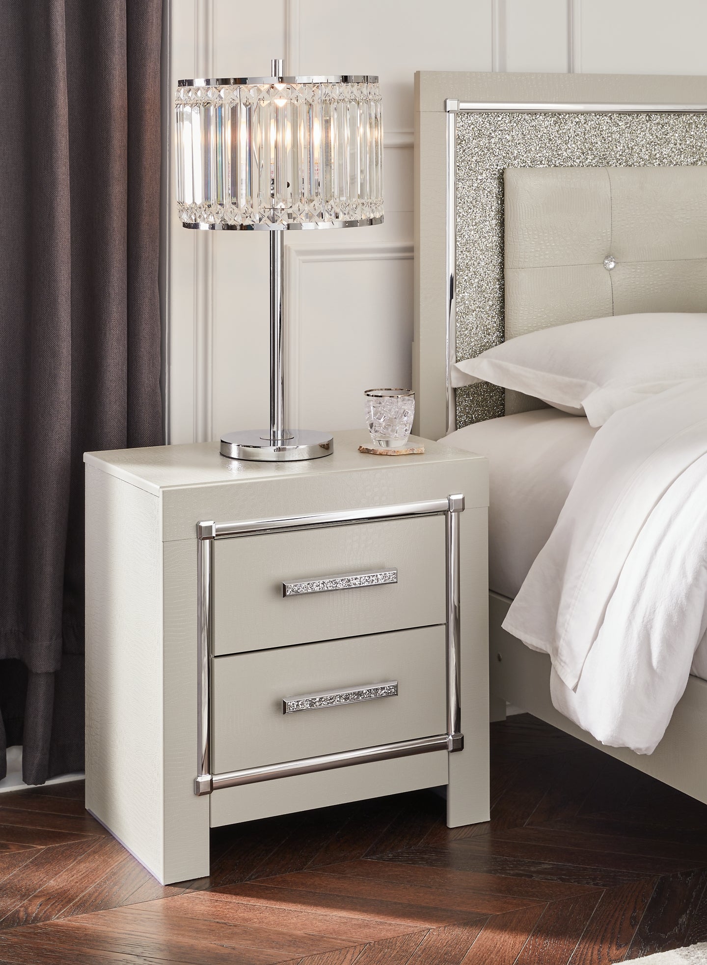 Zyniden Upholstered Panel Headboard With Mirrored Dresser And Nightstand