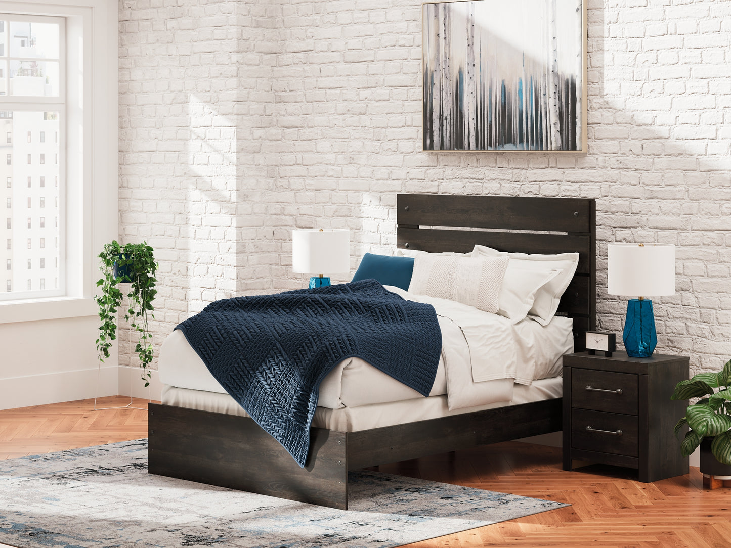 Hollivern Panel Bed With Mirrored Dresser And Nightstand