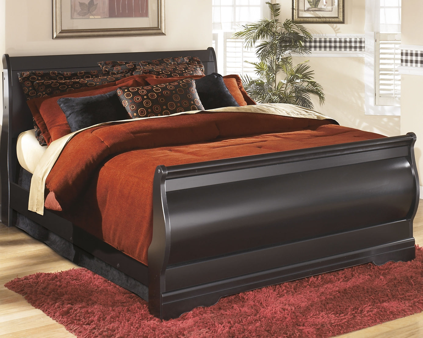 Huey Vineyard Sleigh Bed With Mirrored Dresser And Nightstand