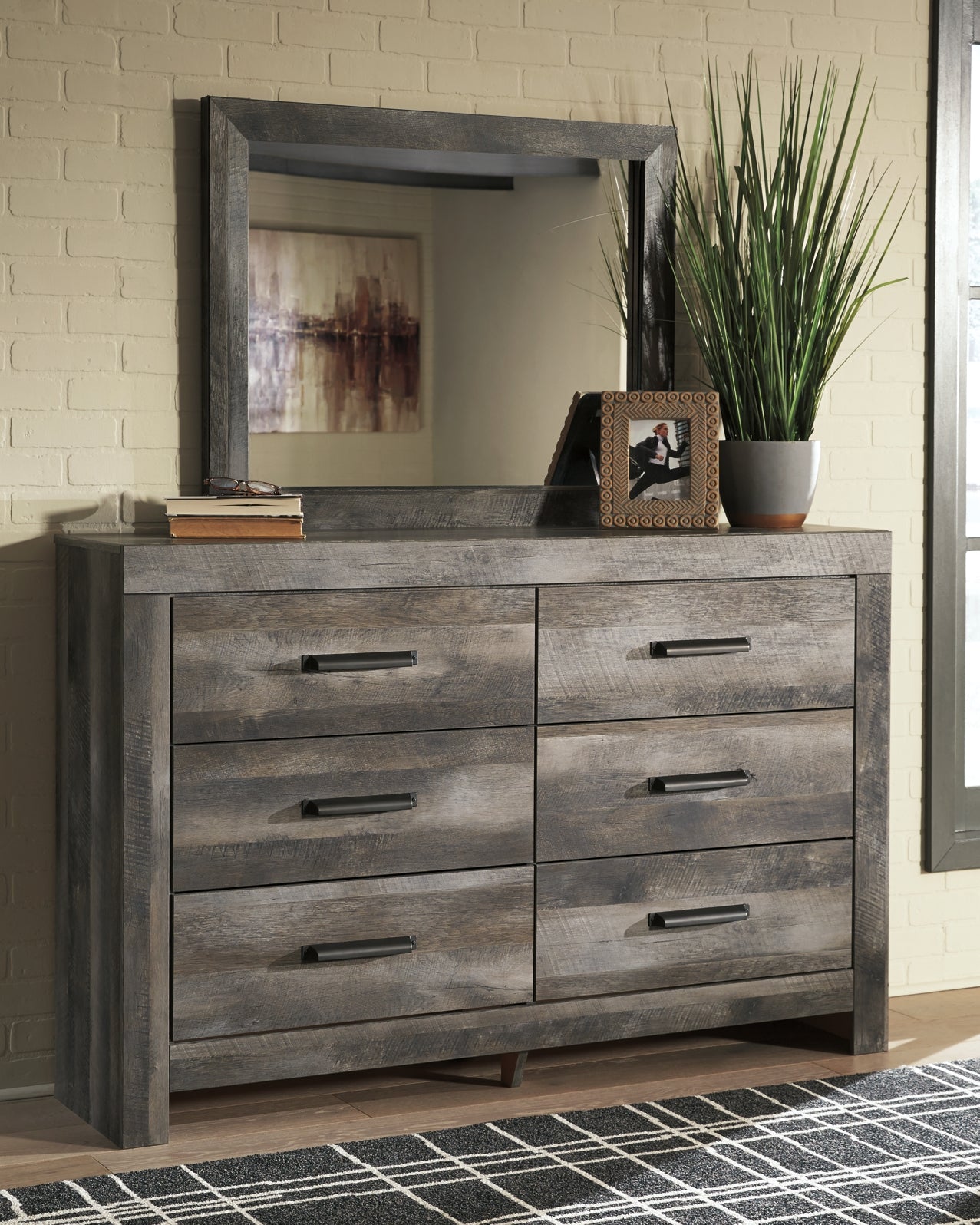 Wynnlow Panel Bed With Mirrored Dresser And Nightstand