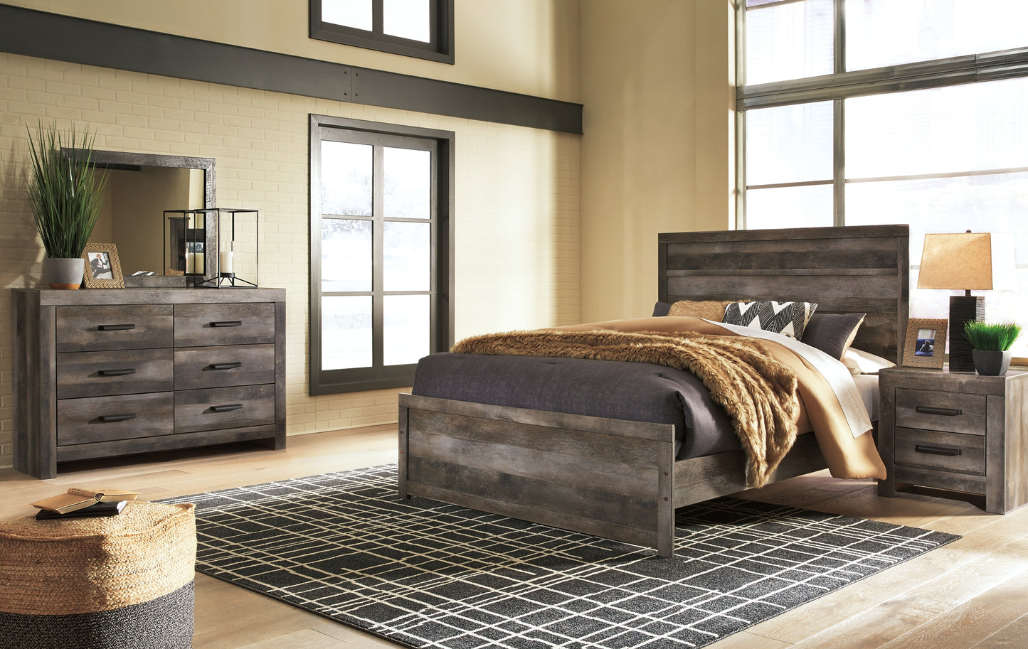 Wynnlow Panel Bed With Mirrored Dresser And Nightstand