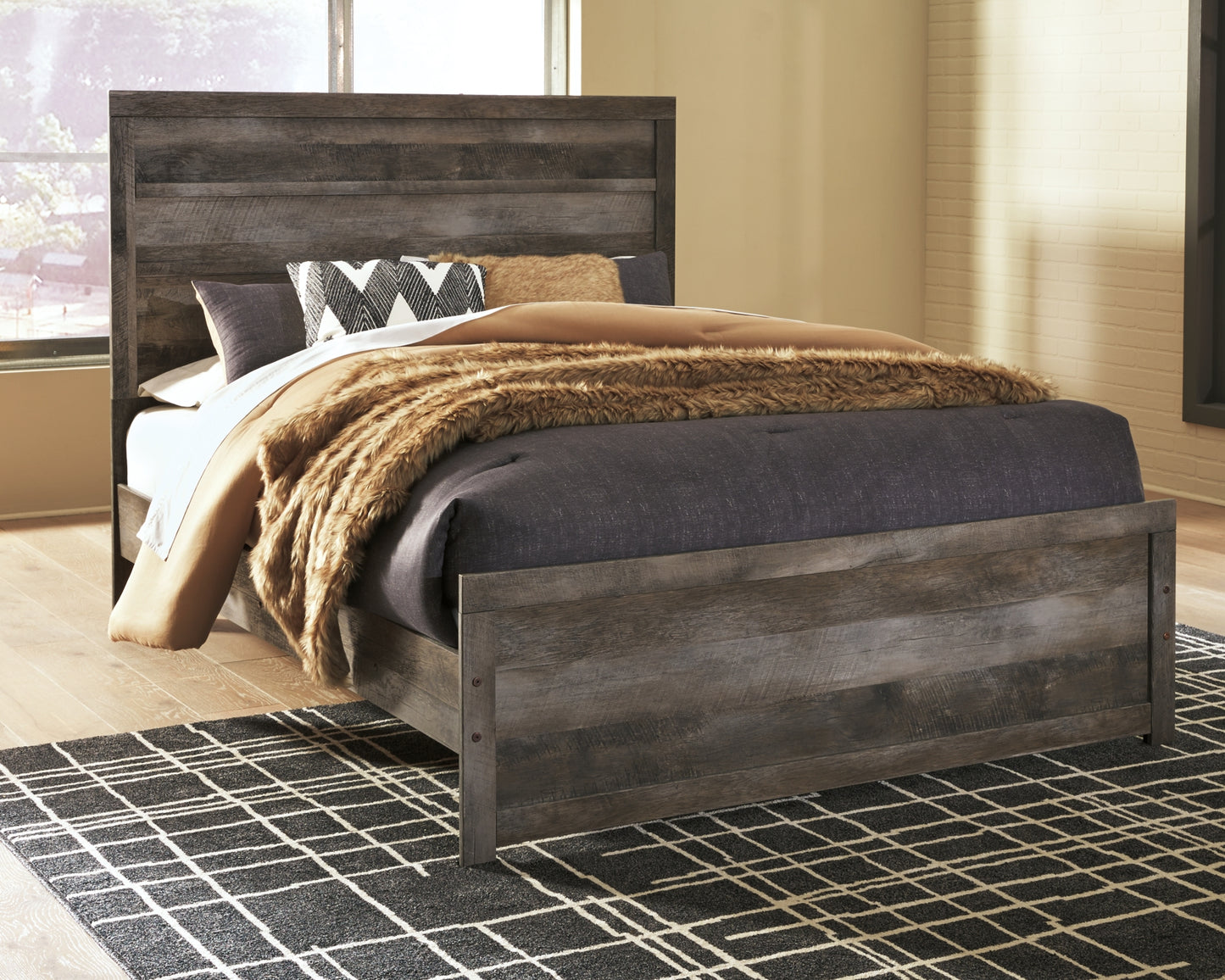 Wynnlow Panel Bed With Mirrored Dresser And Nightstand