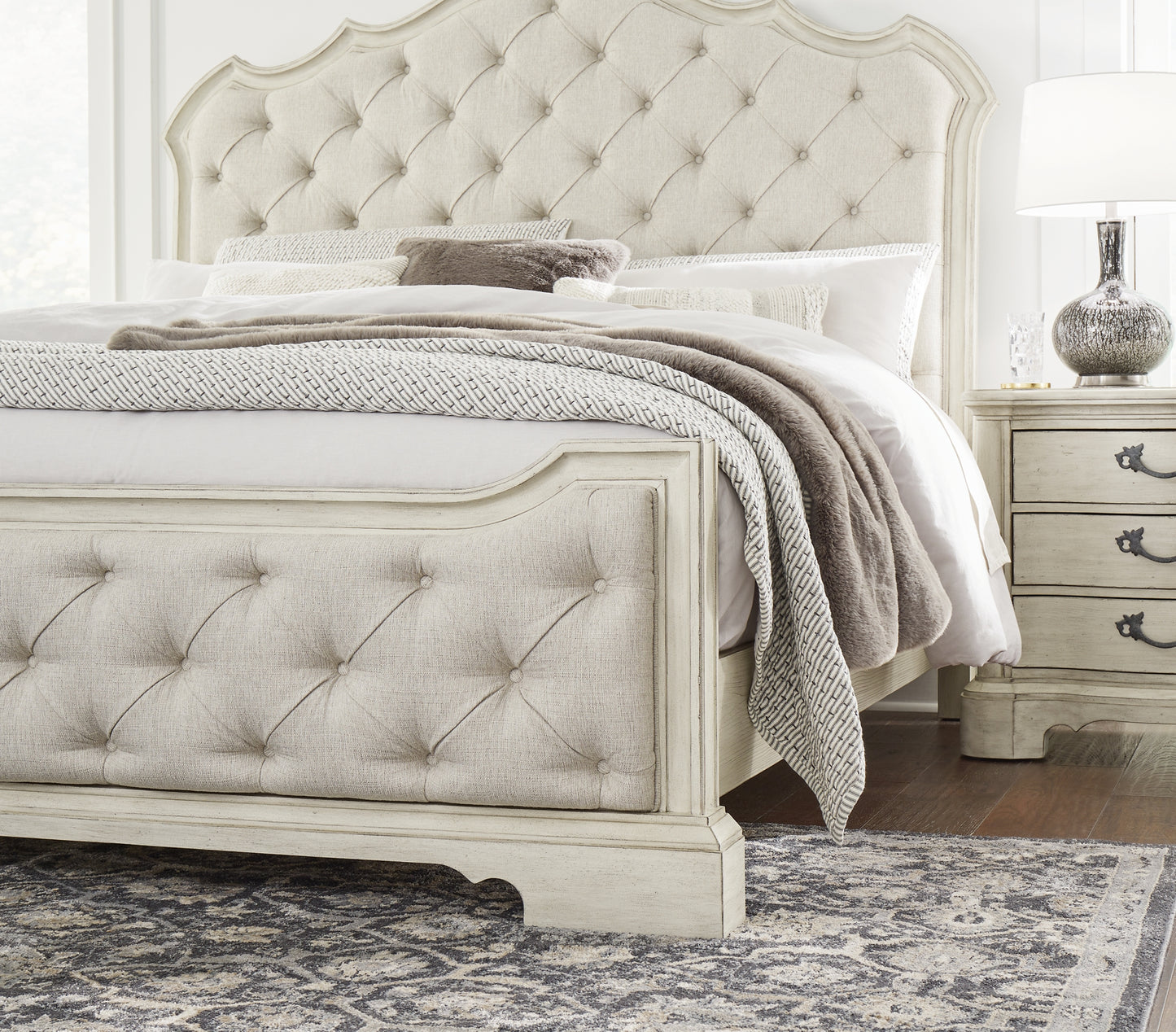Arlendyne Upholstered Bed With Mirrored Dresser