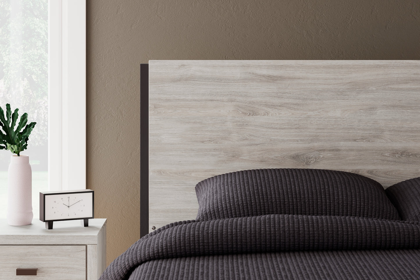 Vessalli Panel Bed With Mirrored Dresser, Chest And 2 Nightstands