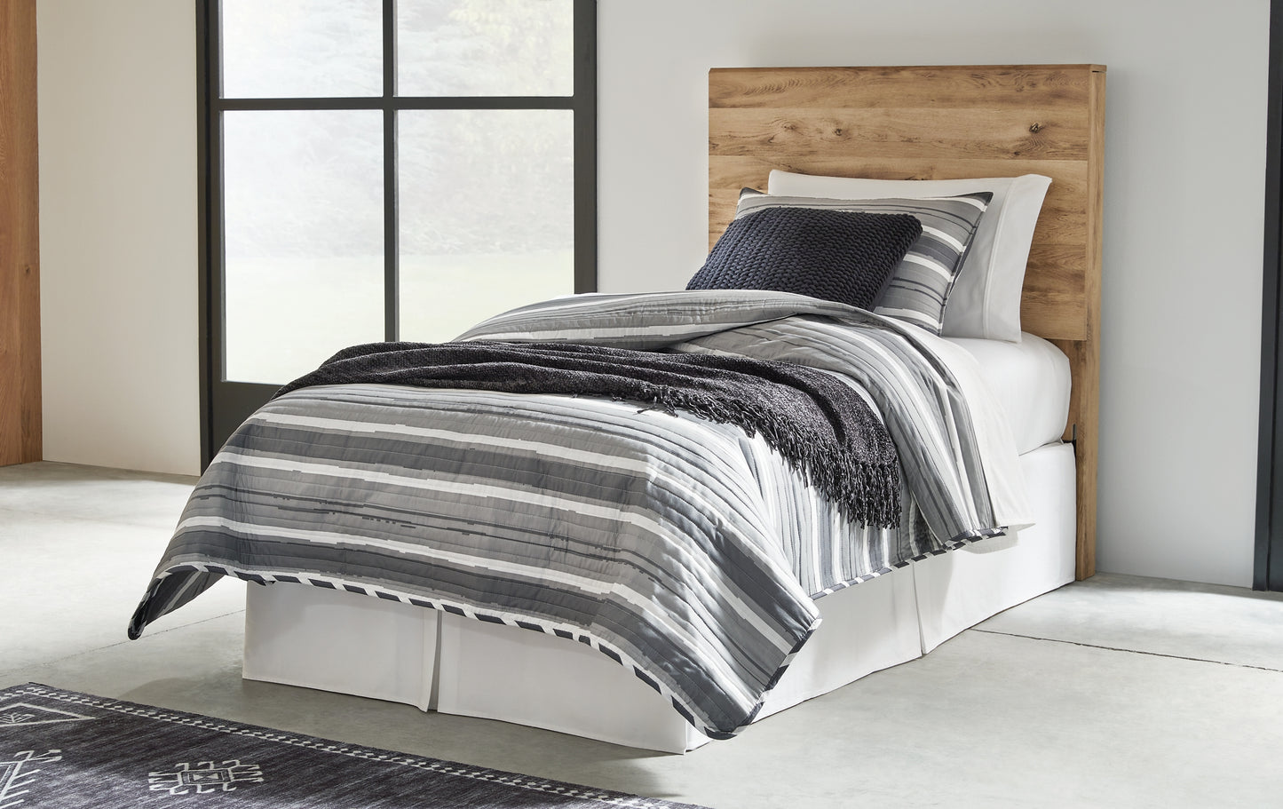 Hyanna Panel Headboard With Mirrored Dresser And Nightstand