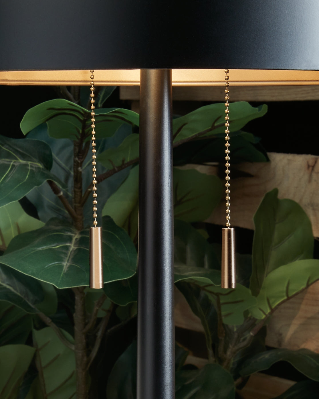 Amadell Metal Table Lamp (1/CN) Rent Wise Rent To Own Jacksonville, Florida