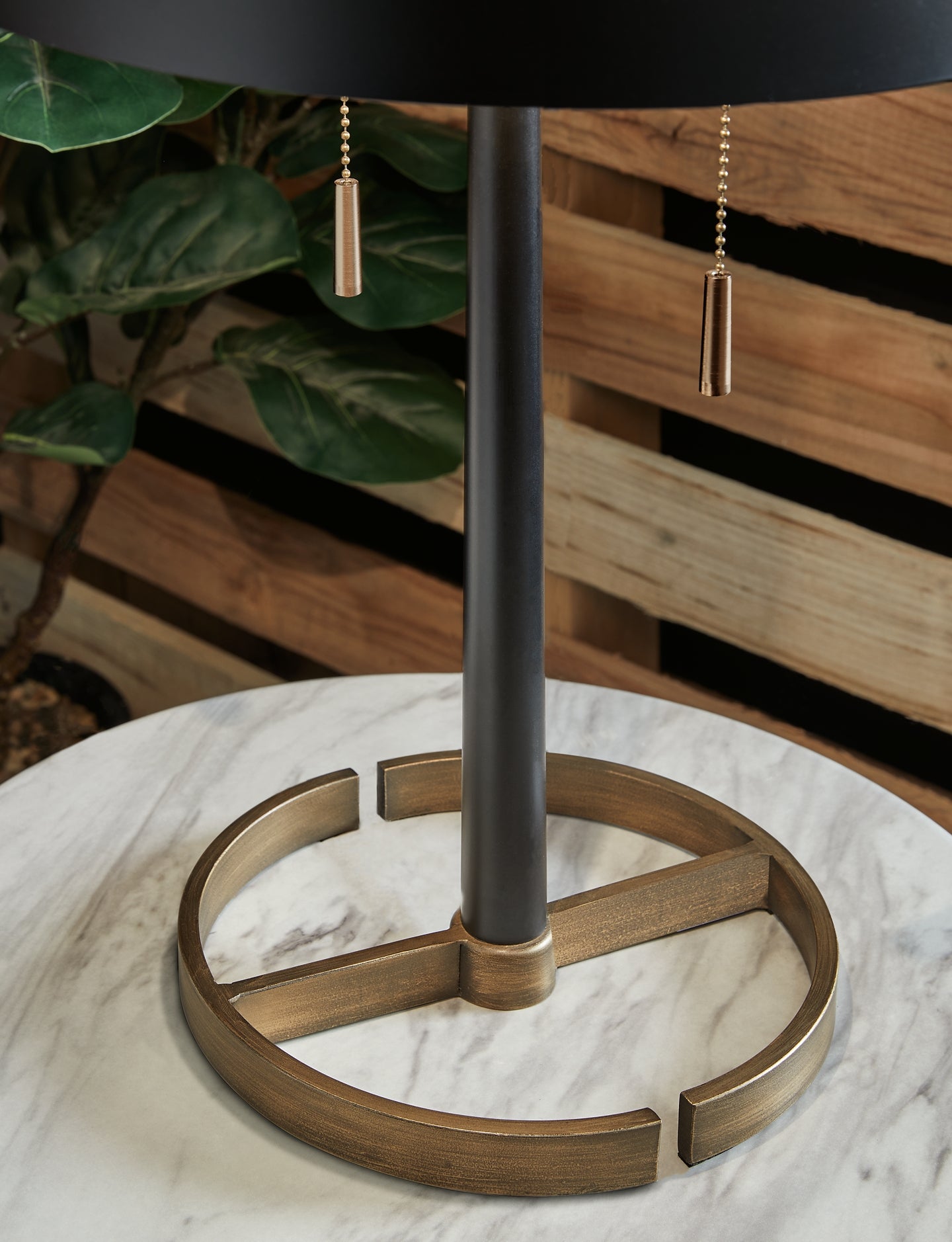 Amadell Metal Table Lamp (1/CN) Rent Wise Rent To Own Jacksonville, Florida