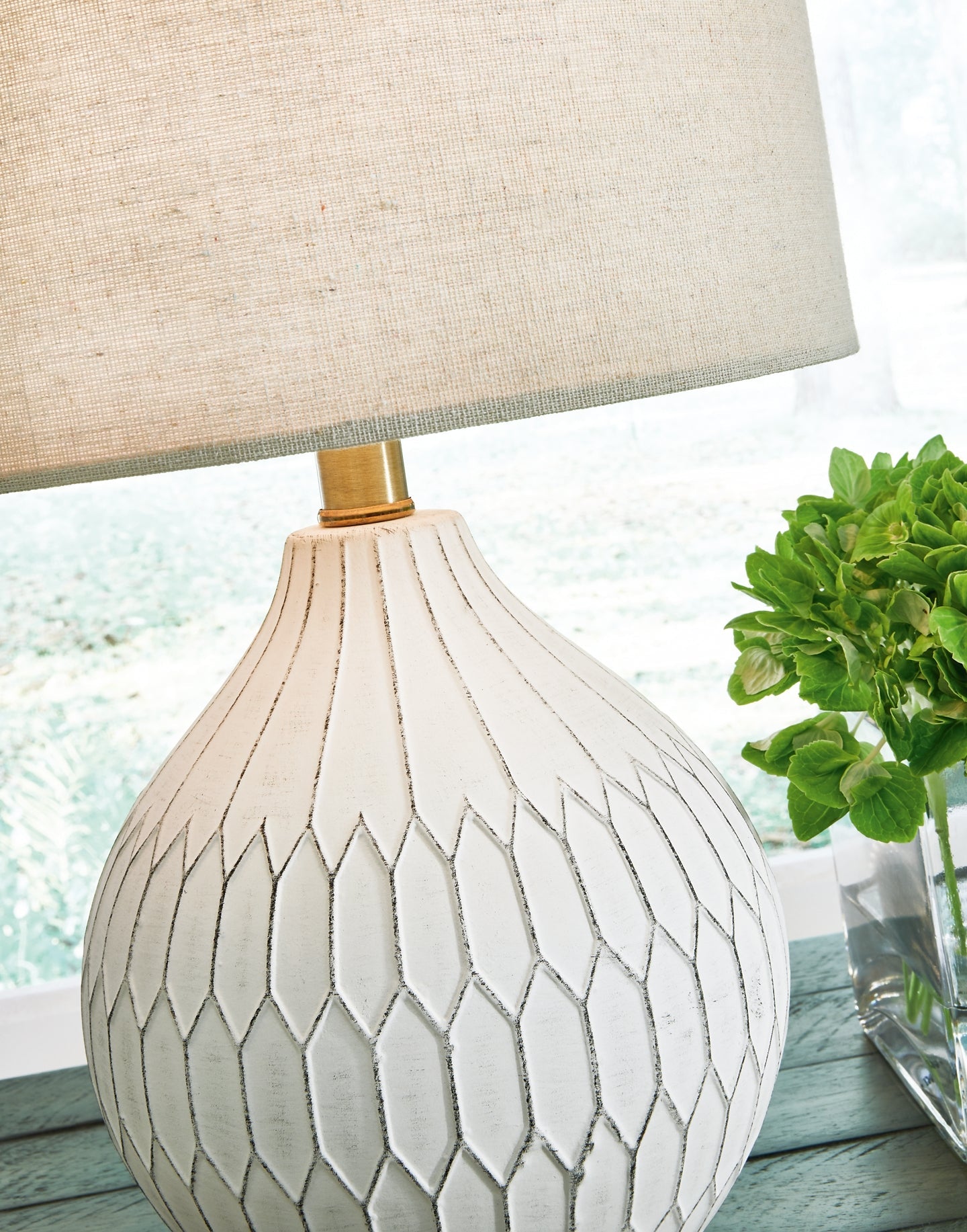 Wardmont Ceramic Table Lamp (1/CN) Rent Wise Rent To Own Jacksonville, Florida