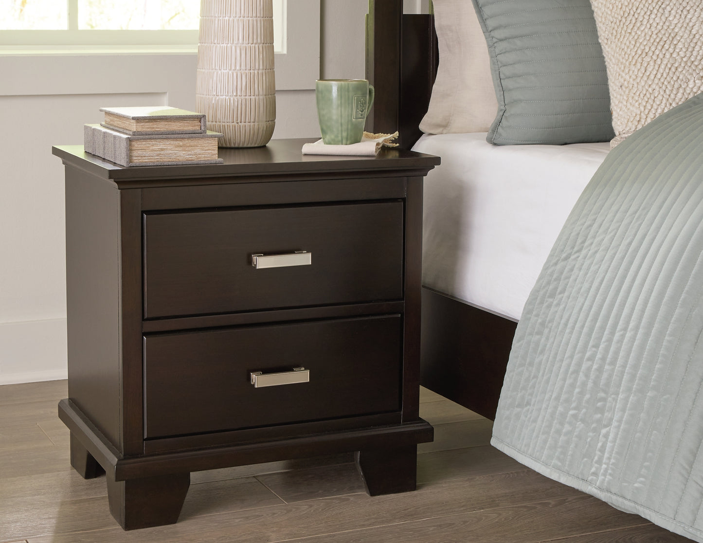 Covetown  Panel Bed With Mirrored Dresser And Nightstand