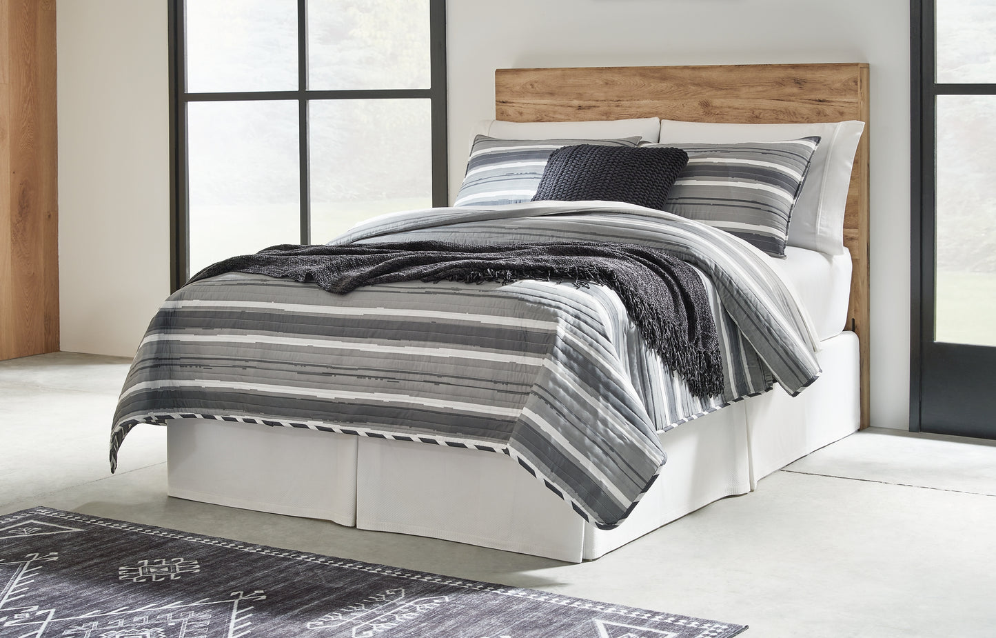 Hyanna  Panel Headboard With Mirrored Dresser And Nightstand