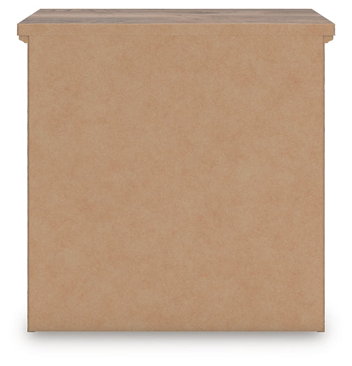 Rusticott California  Poster Bed With Mirrored Dresser And Nightstand