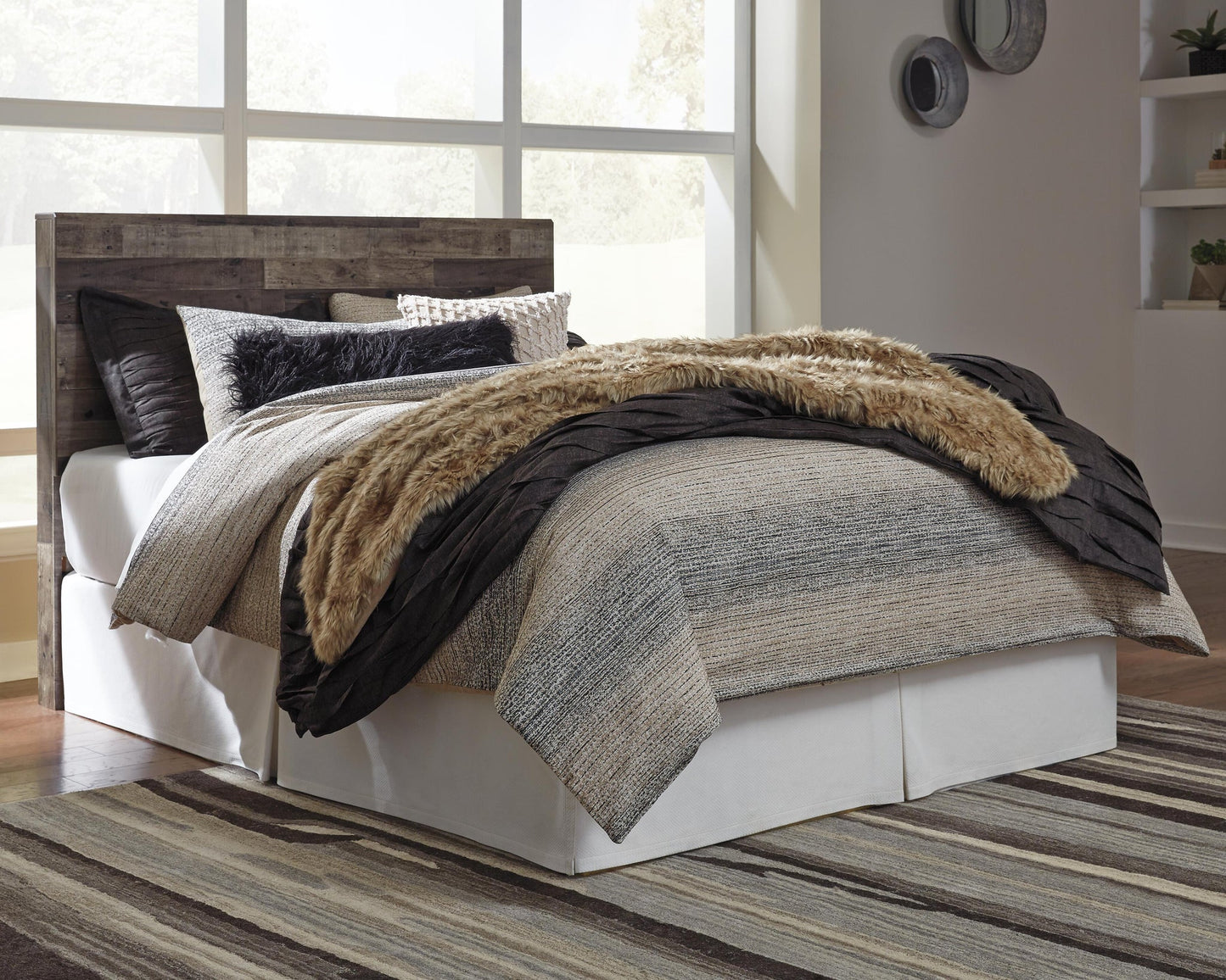 Derekson / Panel Headboard Bed With Mirrored Dresser