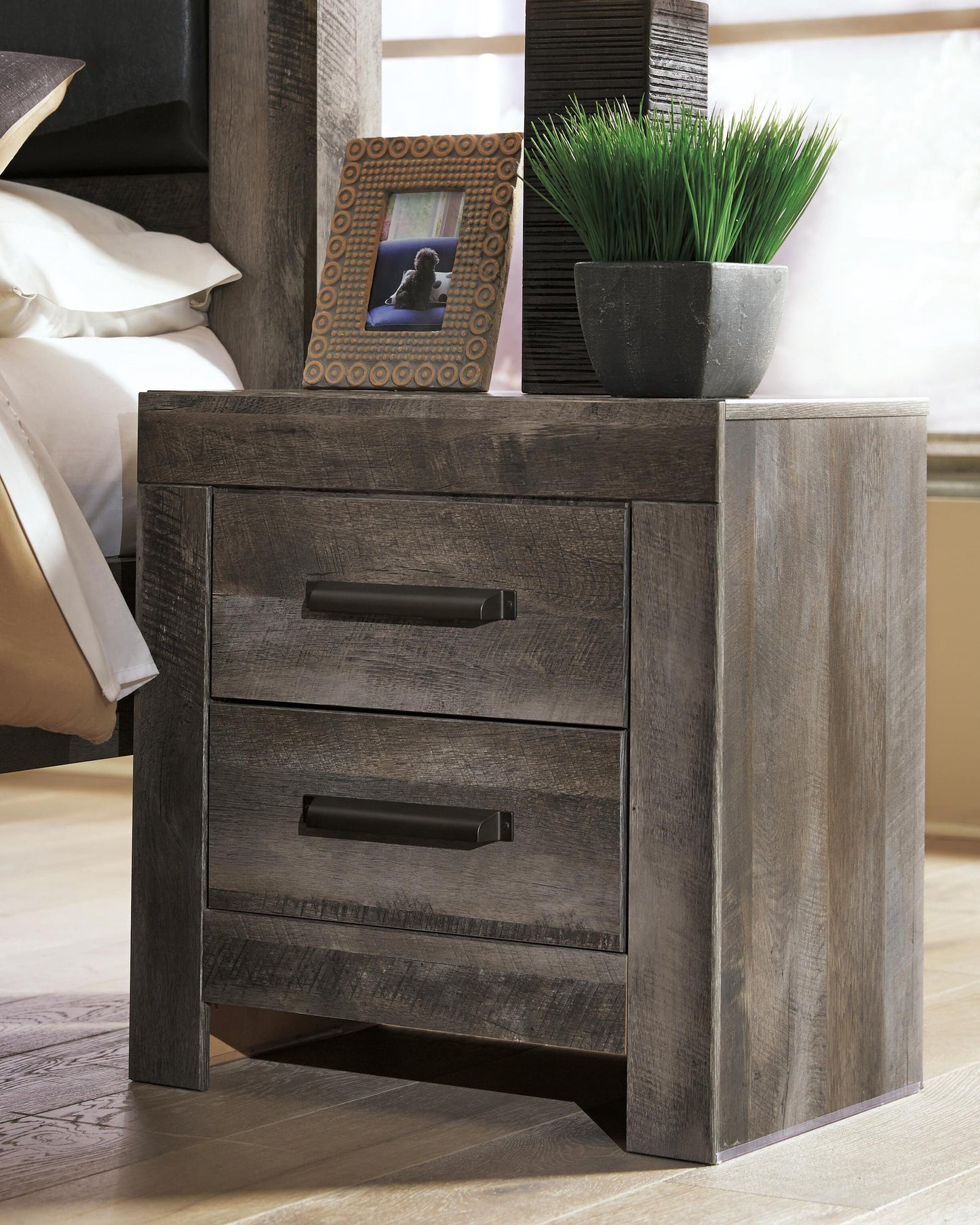 Wynnlow  Crossbuck Panel Bed With Mirrored Dresser, Chest And Nightstand