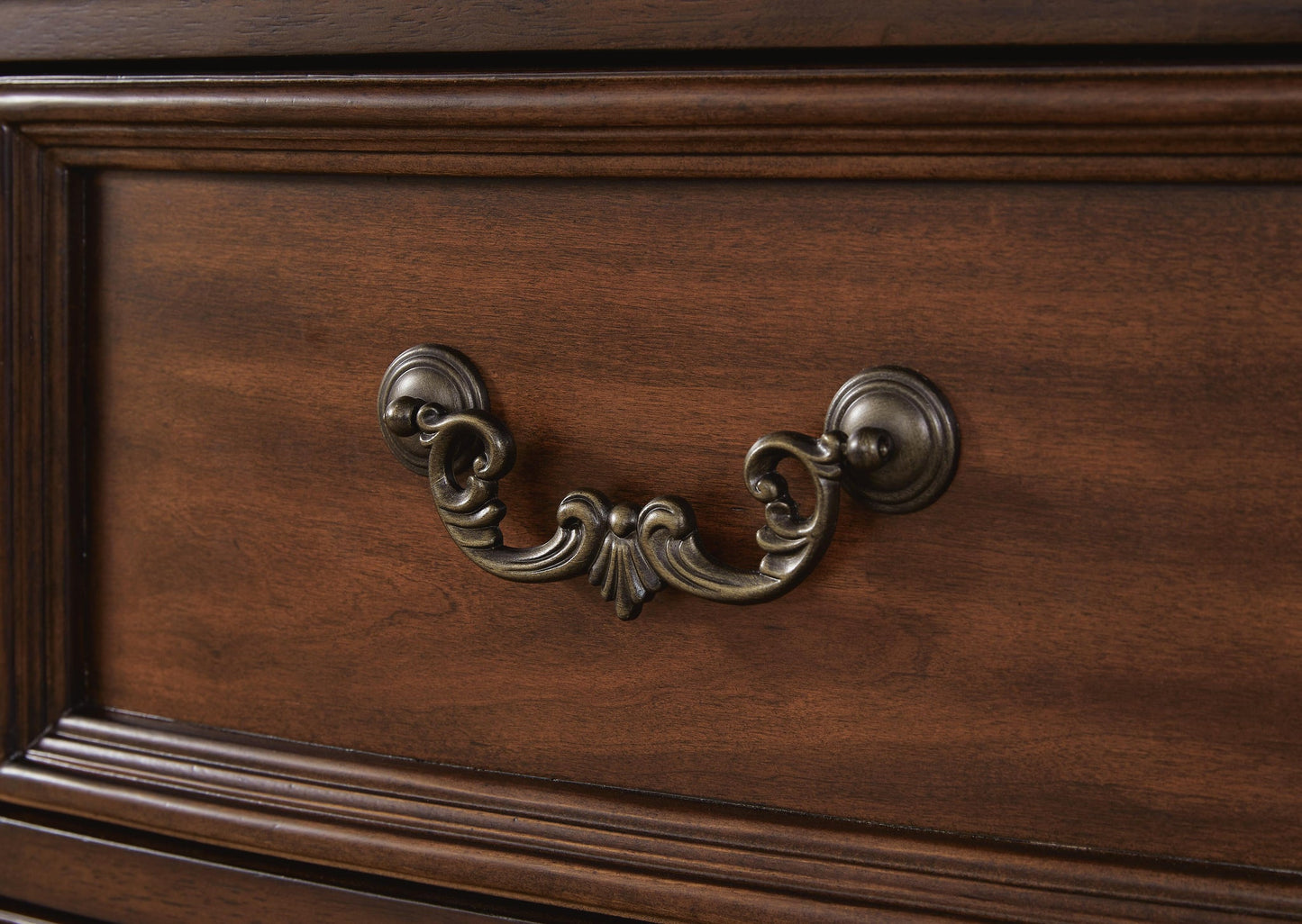 Lavinton  Poster Bed, Dresser, Mirror, Chest And Nightstand