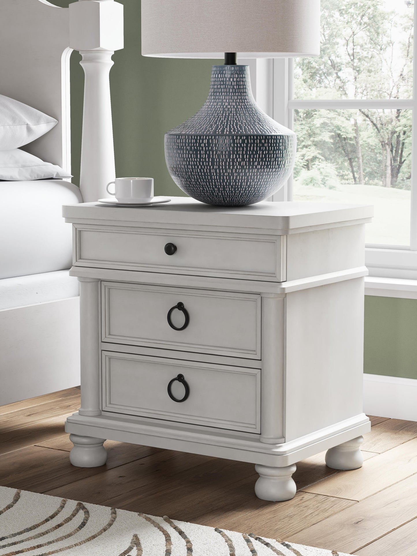 Chadworth California  Poster Bed, Dresser, Mirror And Nightstand